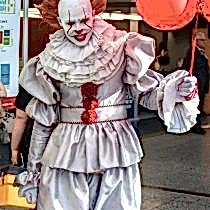 Pennywise cosplay at 2017 Montreal Comiccon.